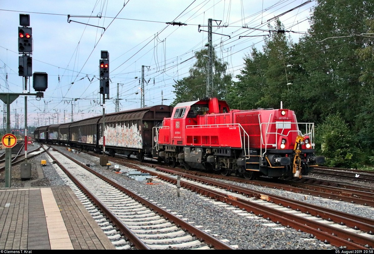 Schiebewandzug mit 261 103-6 (Voith Gravita 10 BB) DB durchfährt den Bahnhof Neumünster auf Gleis 3 in südlicher Richtung.
[5.8.2019 | 20:58 Uhr]