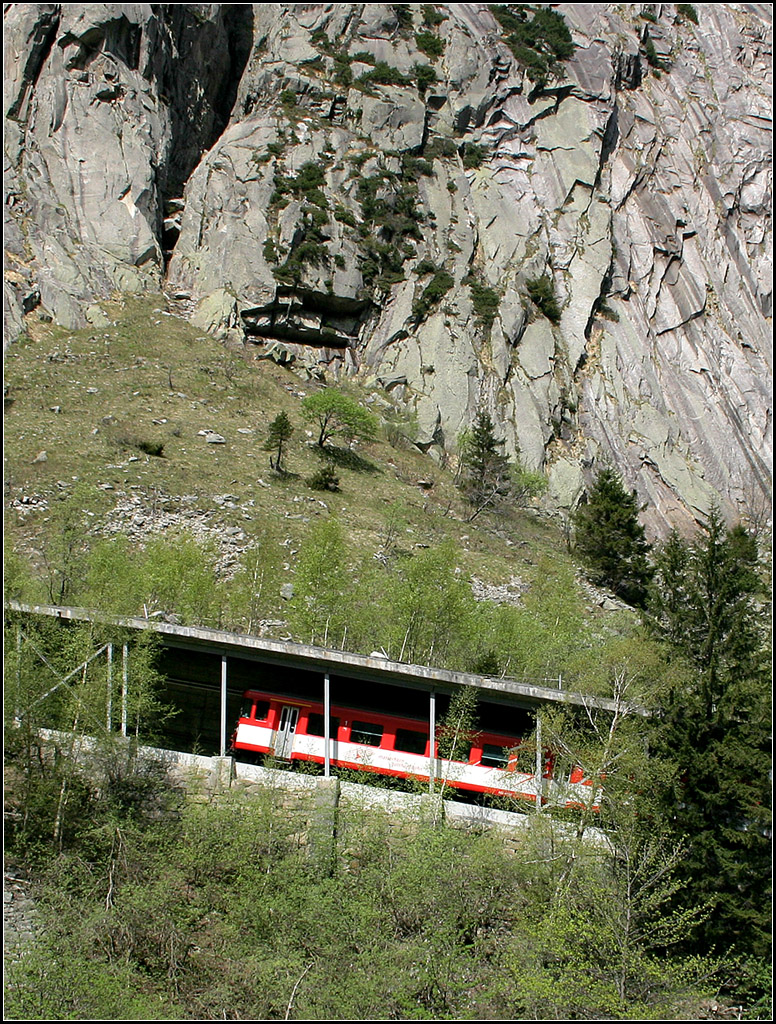 Schiefe Galerie -

Steilstrecke der MGB zwischen Göschenen und Andermatt in der Schöllenenschlucht.

12.05.2008 (M)