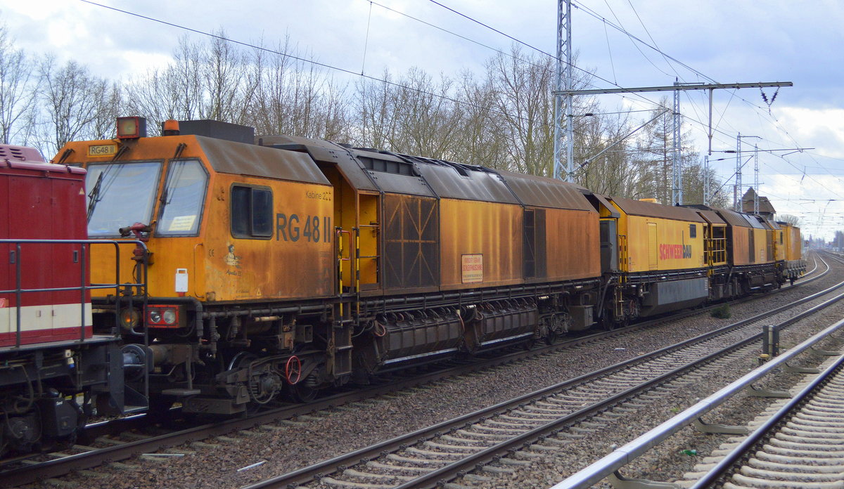 Schienen-Schleifzug RG 48 II Name: Apollo II (99 80 9427 002-7 D-SBAU) der Fa. SCHWEERBAU am Haken von RIS  203 843-8  am 12.03.21 Richtung Bernau in Berlin Buch.