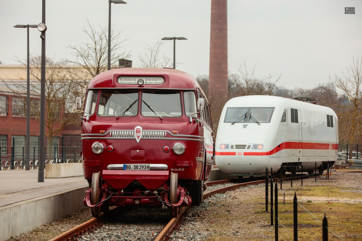 Schienen-Stra�enbus BS 300 (Schi-Stra-Bus) & im Hintergrund war DB ICE 401 011-2 Triebkopf zu Gast im Eisenbahnmuseum Bochum Dahlhausen, M�rz 2025.