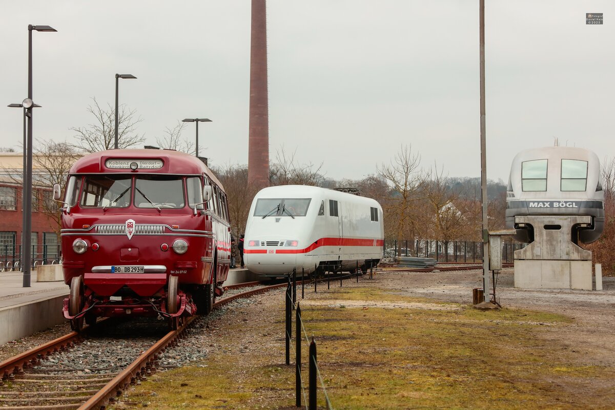 Schienen-Stra�enbus BS 300 (Schi-Stra-Bus) & im Hintergrund war ICE 401 011-2 Triebkopf DB zu Gast, neben Transrapid 07  Max B�gl  im Eisenbahnmuseum Bochum Dahlhausen, M�rz 2025.