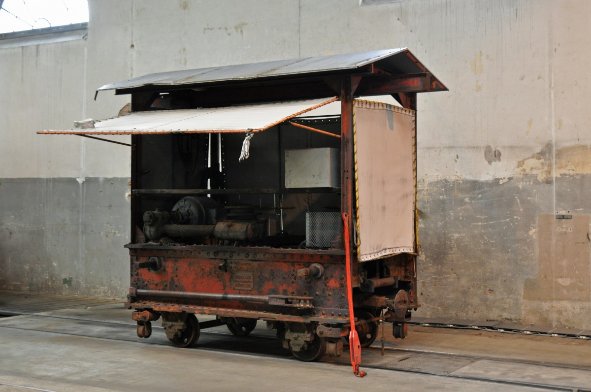 Schienenbiegemaschine der B.St.B (heute BVB) mit der Betriebsnummer X 621 (ab 1948: 2215) aus dem Jahre 1925 steht heute, nach dem sie Jahrzehntelang in der Bauabteilung im freien gestanden hatte, im Depot Dreispitz. Am Putz und Flicktag des Tramclubs Basel durfte man im Depot Bilder machen. Die Aufnahme stammt vom 21.11.2015. 