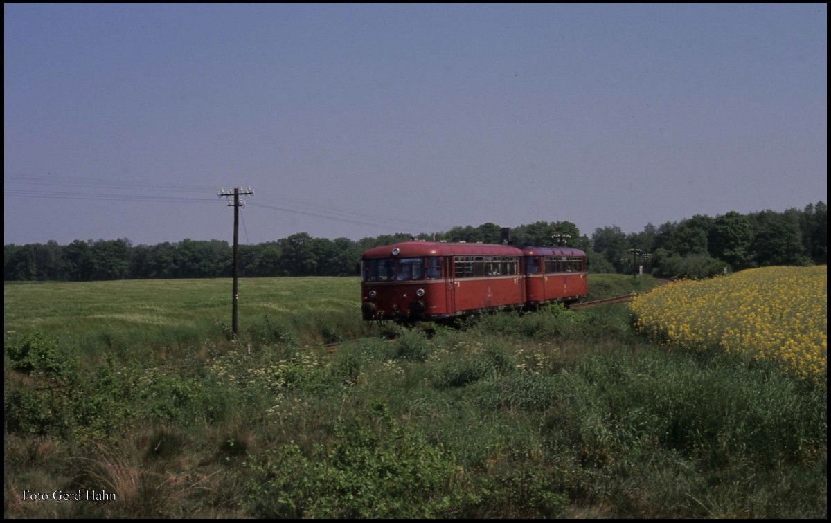 Schienenbus 796796 als N nach Bremervörde am 24.5.1989 um 13.06 Uhr bei Deinste.