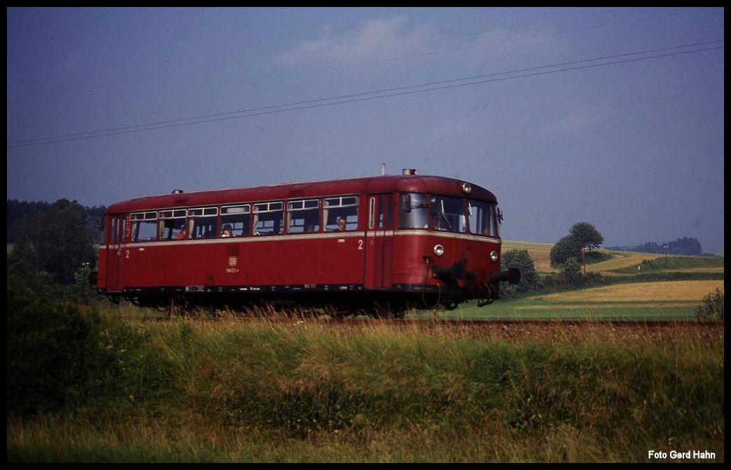 Schienenbus 798572 als Zug 7612 am Ortsrand von Buchen am 5.7.1991 um 8.51 Uhr auf der Madonnenbahn unterwegs nach Walldürn.