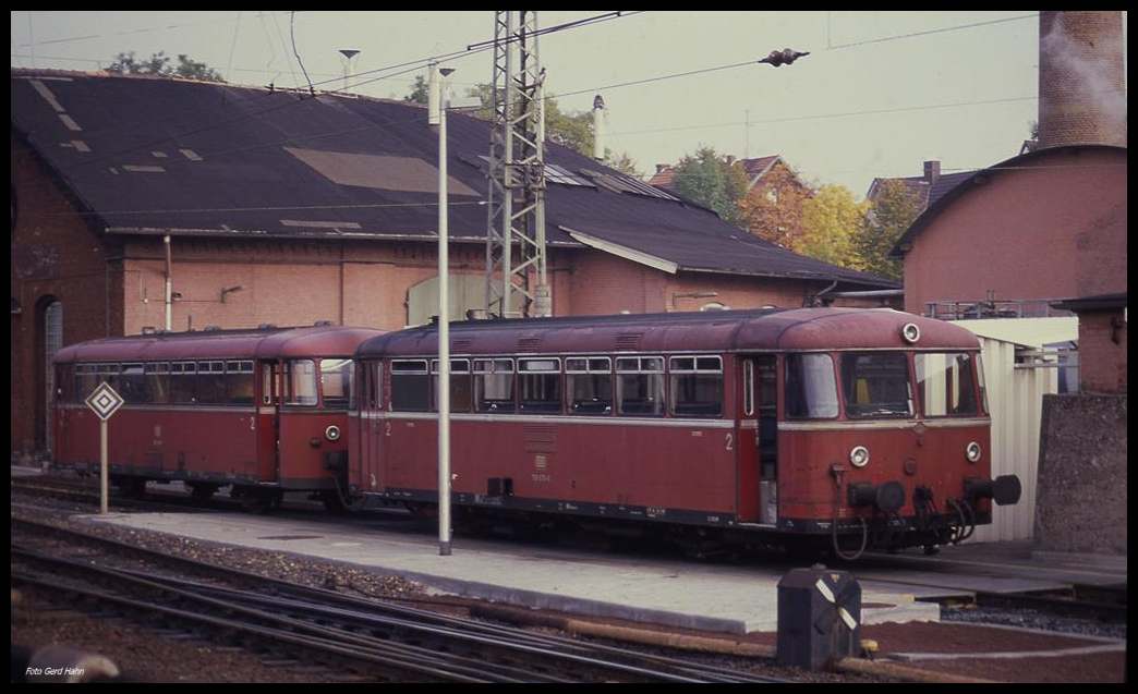 Schienenbus 798670 mit VB 998838 an der Tankstelle im BW Bebra am 3.10.1990.