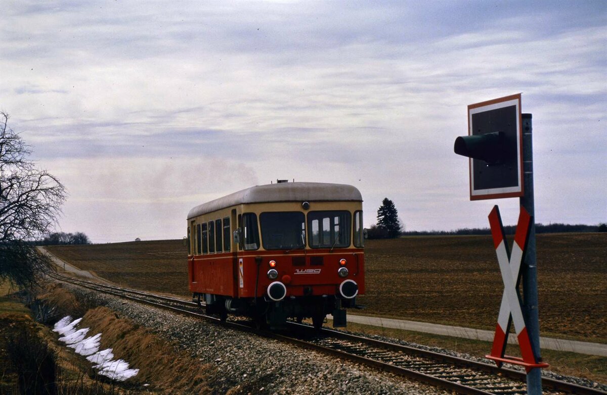 Schienenbus auf der WEG-Nebenbahn Amstetten-Gerstetten, evtl. in der Nähe von Waldhausen.
Datum: 01.04.1985