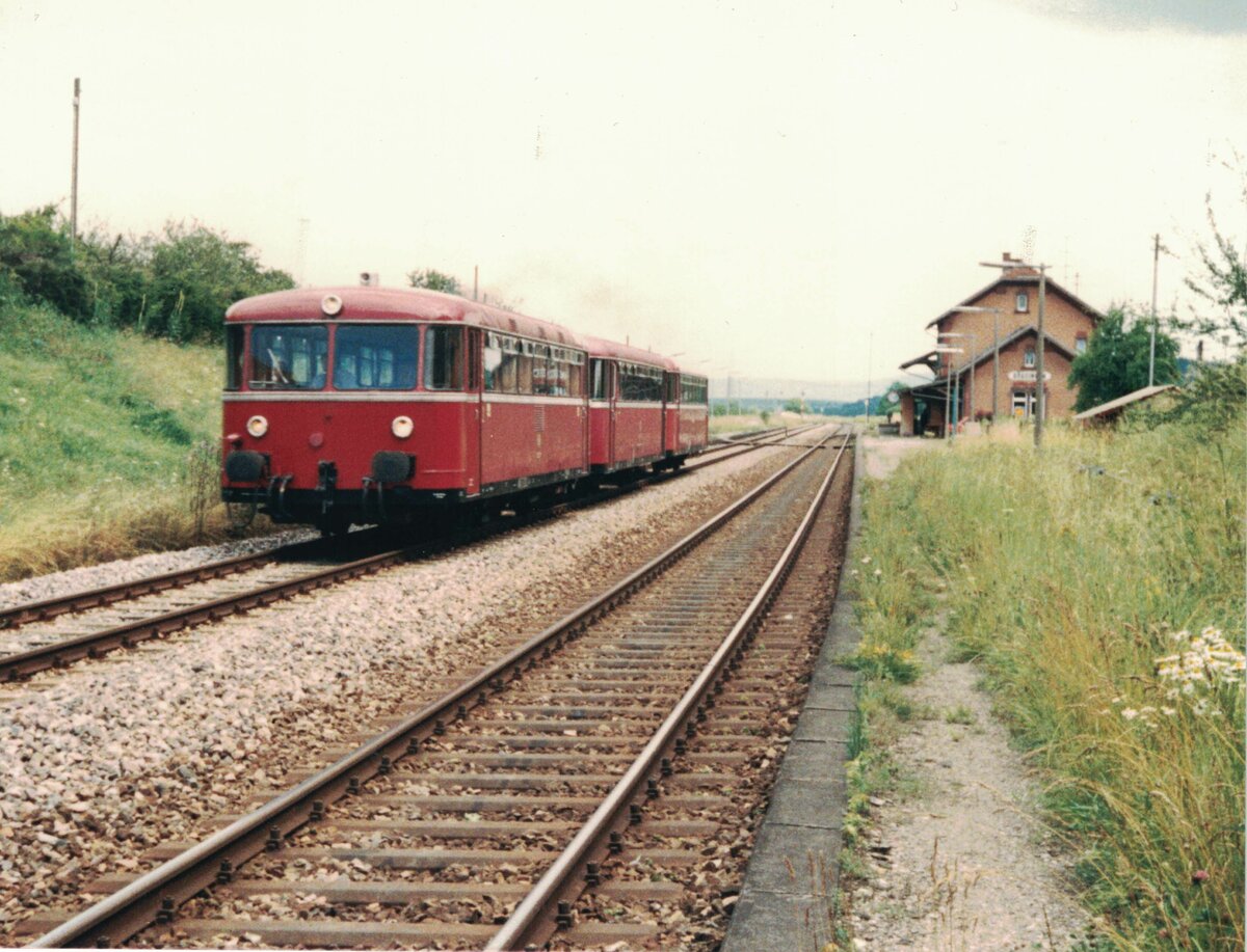 Schienenbus beim Verlassen des Bahnhofs Döggingen 1987.