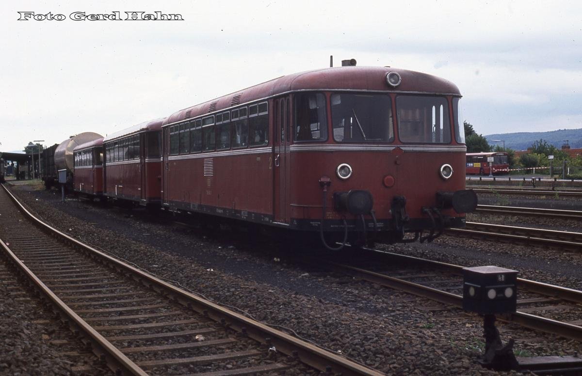 Schienenbus Garnitur abgestellt im Bahnhof Nidda am 2.7.1988:
798663 + 998064 + 998908