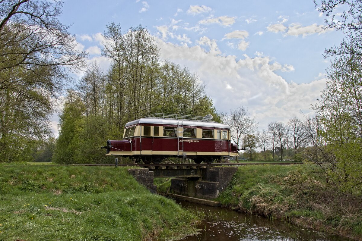 Schienenbus Nr. 25 der MBS, ehemals Kleinbahn Delmenhorst-Harpstedt, auf der Brücke Hagmolenbeek in Haaksbergen (24.04.2022)