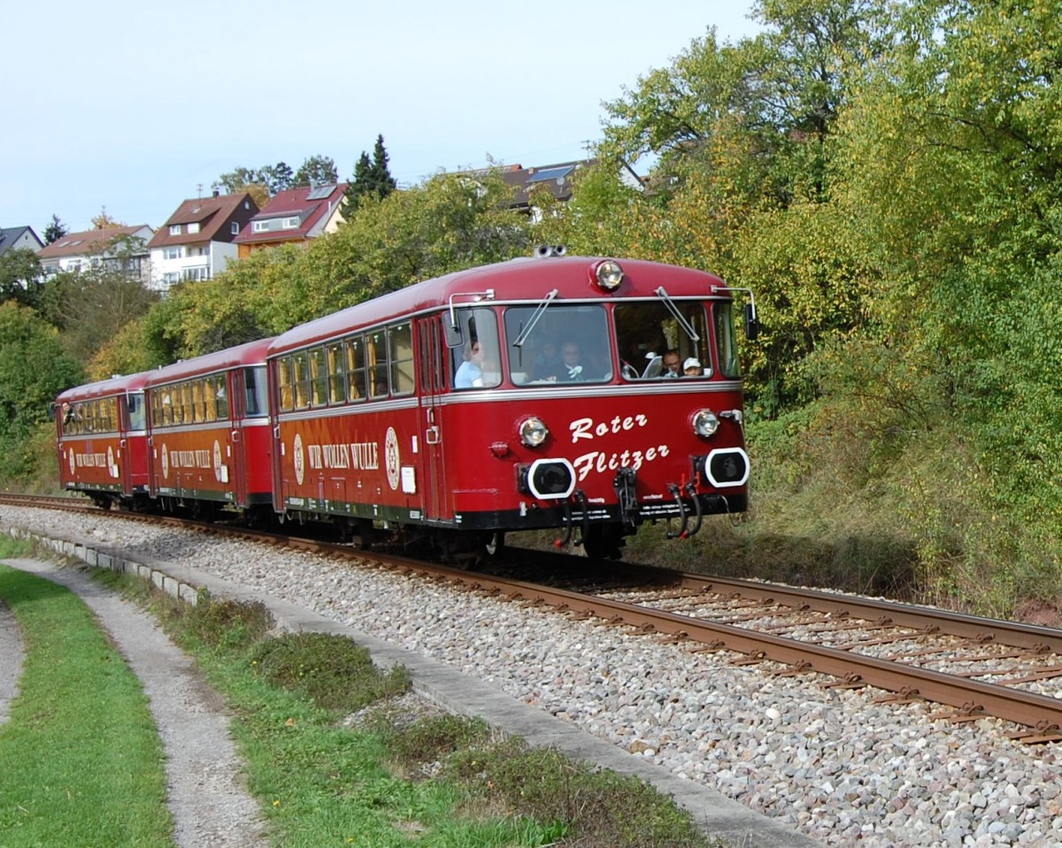 Schienenbus (Roter Flitzer) am 13. Oktober 2013 auf den Gleisen der Schnbuchbahn bei Weil im Schnbuch.