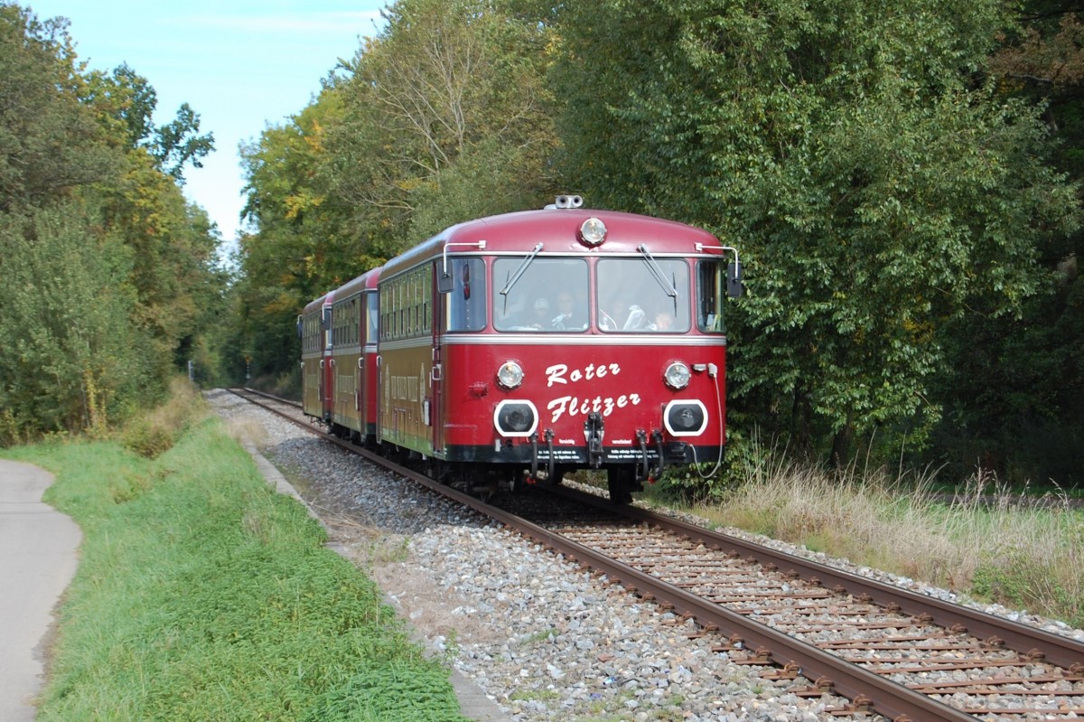 Schienenbus (Roter Flitzer) am 13. Oktober 2013 auf den Gleisen der Schnbuchbahn bei Holzgerlingen.