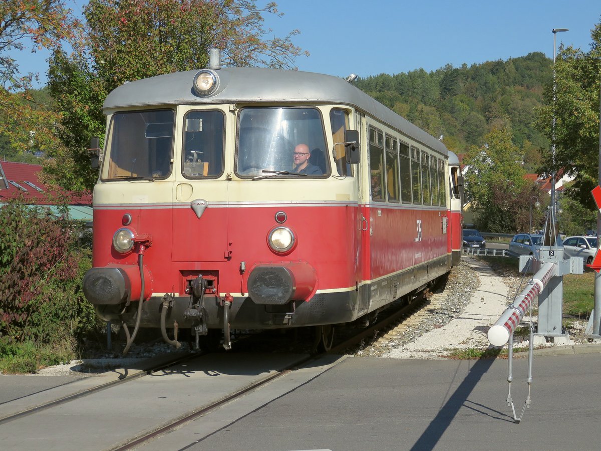 Schienenbus-Sonderzug SAB 74 der Schwäbischen Alb Bahn (SAB) am 30.09.18 bei der Einfahrt in den Bahnhof Münsingen. Es führt SAB VS14.