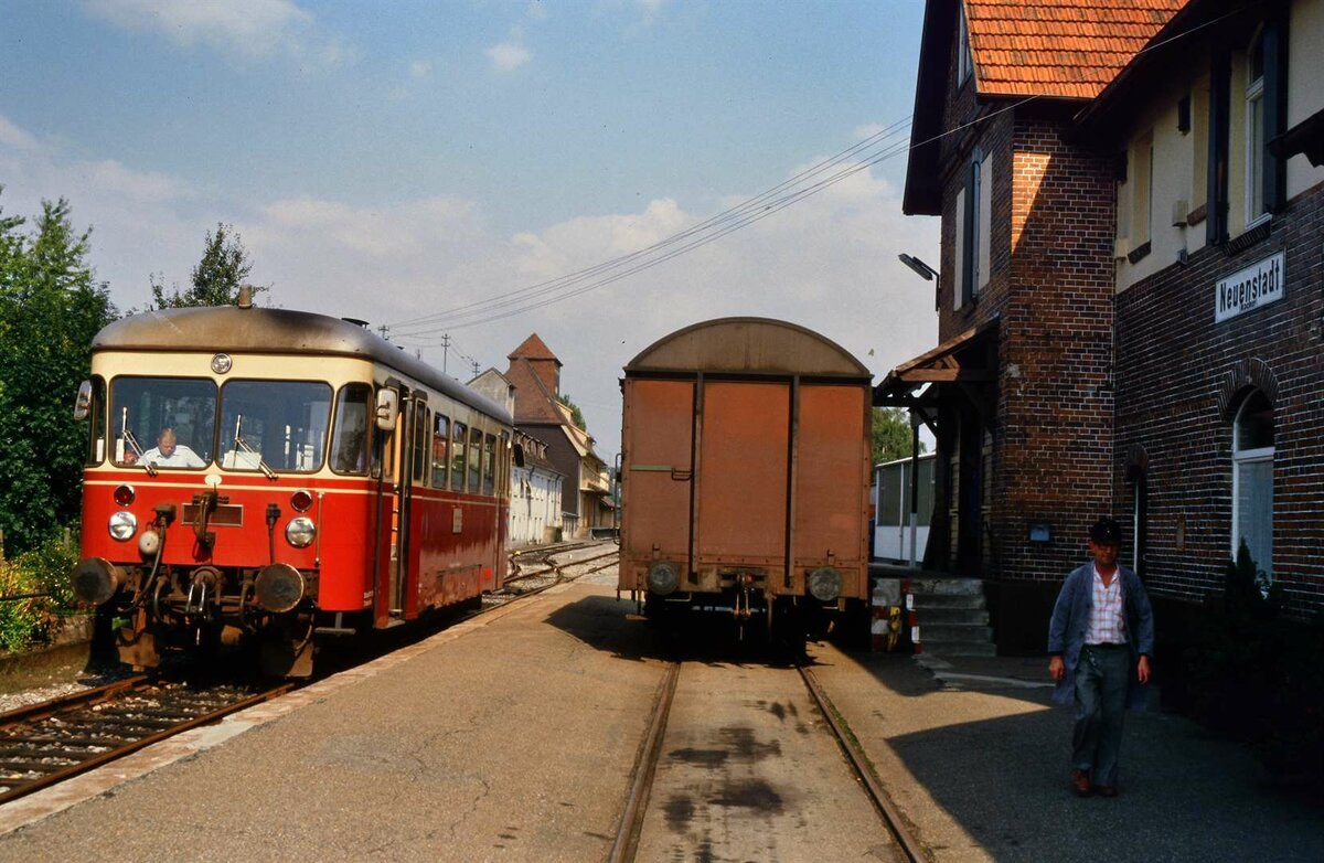 Schienenbus T 24 der Unteren Kochertalbahn im Bahnhof Neuenstadt. Der Fahrer ließ mich immer wieder fotografieren und wartete auf mich, das Fahrrad von mir war im Schienenbus. Es war der 27.08.1985.