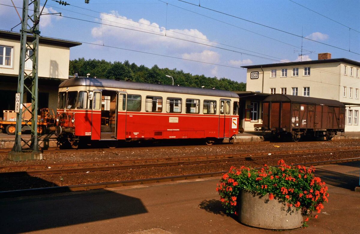 Schienenbus T 24 der Unteren Kochertalbahn beim Rangieren, 27.08.1985.