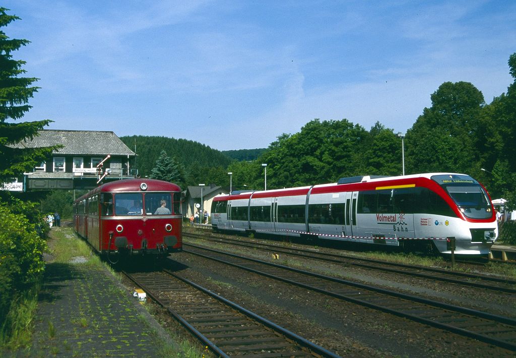 Schienenbus trifft Moderne: Talent der DME und 796 690, 996 299, 796 802 am 01.06.1998 in Brügge