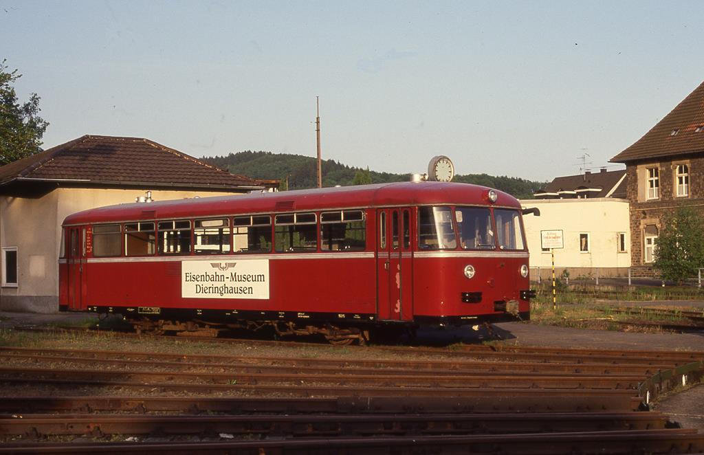Schienenbus VT 959414 am 19.5.1992 in Dieringhausen.