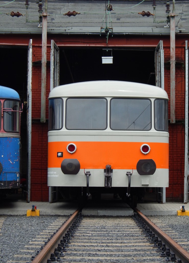 Schienenbus VT 98-hervorragend restauriert in Weiß/Orange am 9.8.2015 im
Ringlokschuppen SIEGEN/Westf.//Lokschuppen-Fest