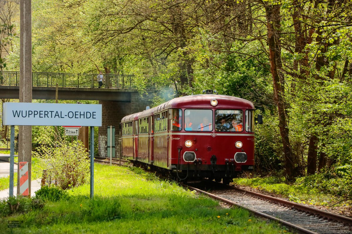 Schienenbus VT98  Revier Sprinter  auf der Wuppertalbahn in Wuppertal-Oehde, April 2025.