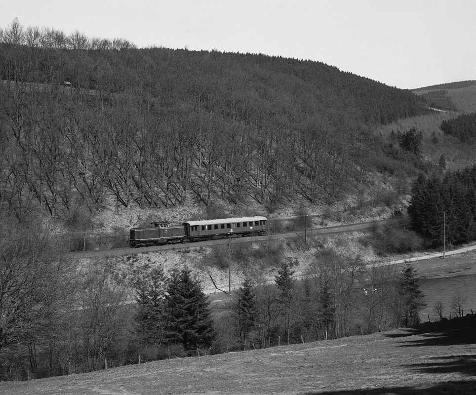 Schienenbusersatzgarnitur mit 211 185 und Vorkriegseilzugwagen auf der Strecke Frankenberg - Berleburg bei Raumland (N 6075, 7.3.1981).