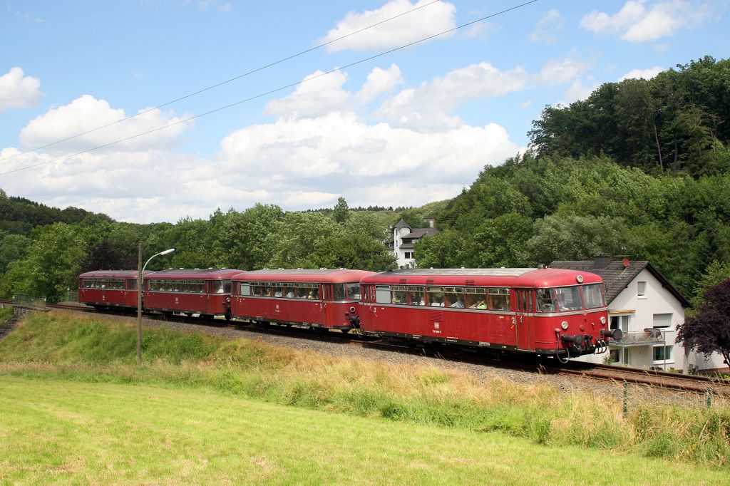 Schienenbusherrlichkeit im Hönnetal, wie sie 1984 endet, aber 2014 noch zu erleben ist. 796 690 mit 996 309 und 996 299 sowie 796 802 erreichen bald den Hp. Volkringhausen.