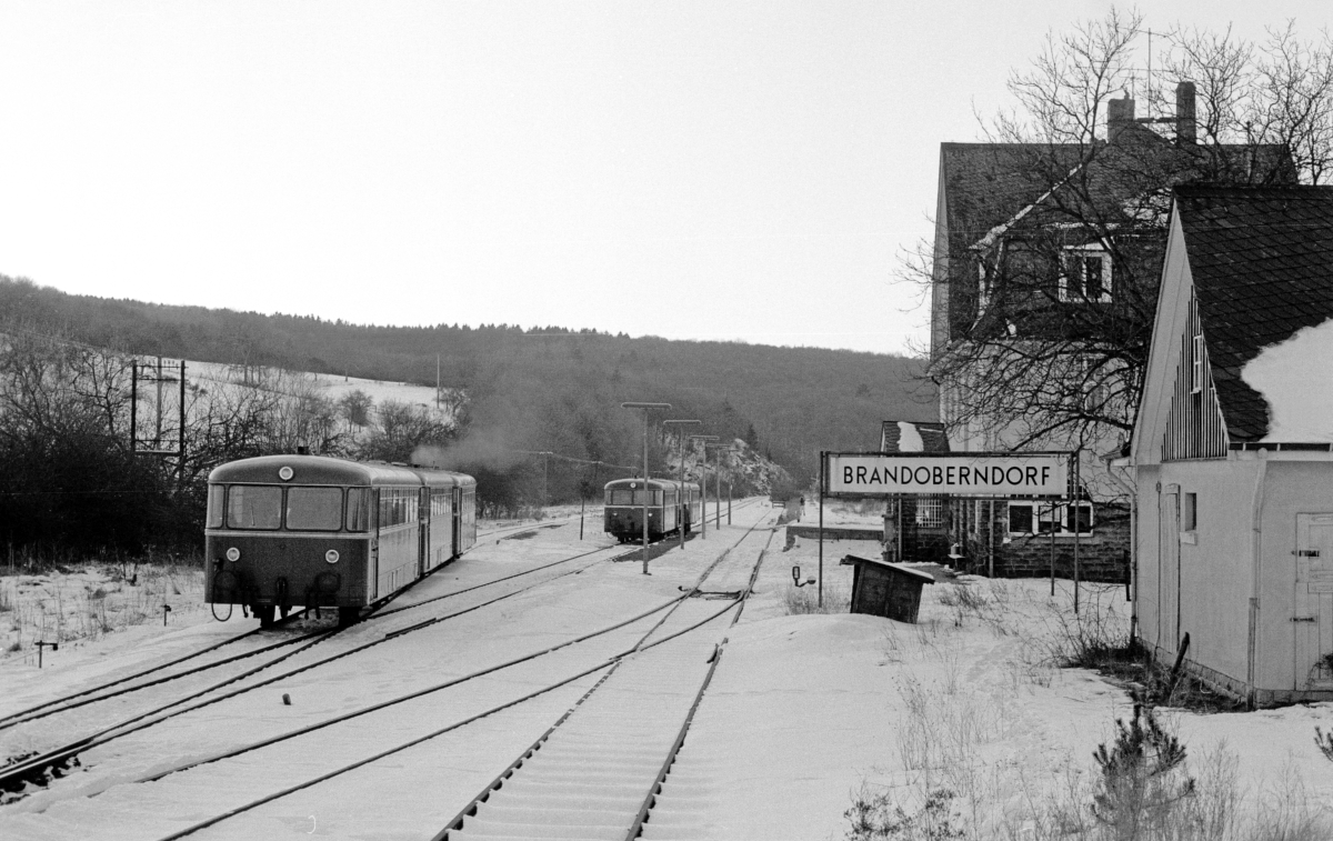 Schienenbuskreuzung im winterlichen Bahnhof Brandoberndorf im Februar 1985. 