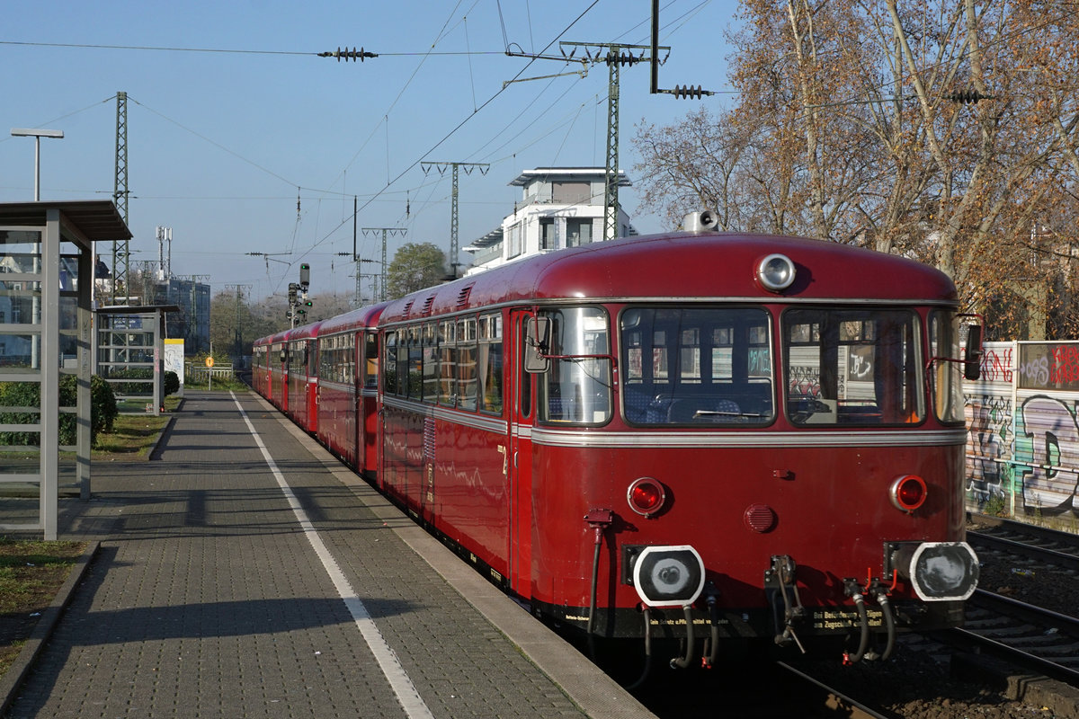 Schienenbusse der BR 798 752-2 im Raum Köln unterwegs.
Am 30. November 2019 wurde ich in Köln Südbahnhof von einem Sonderzug bestehend aus sechs Einheiten überrascht.
Foto: Walter Ruetsch  