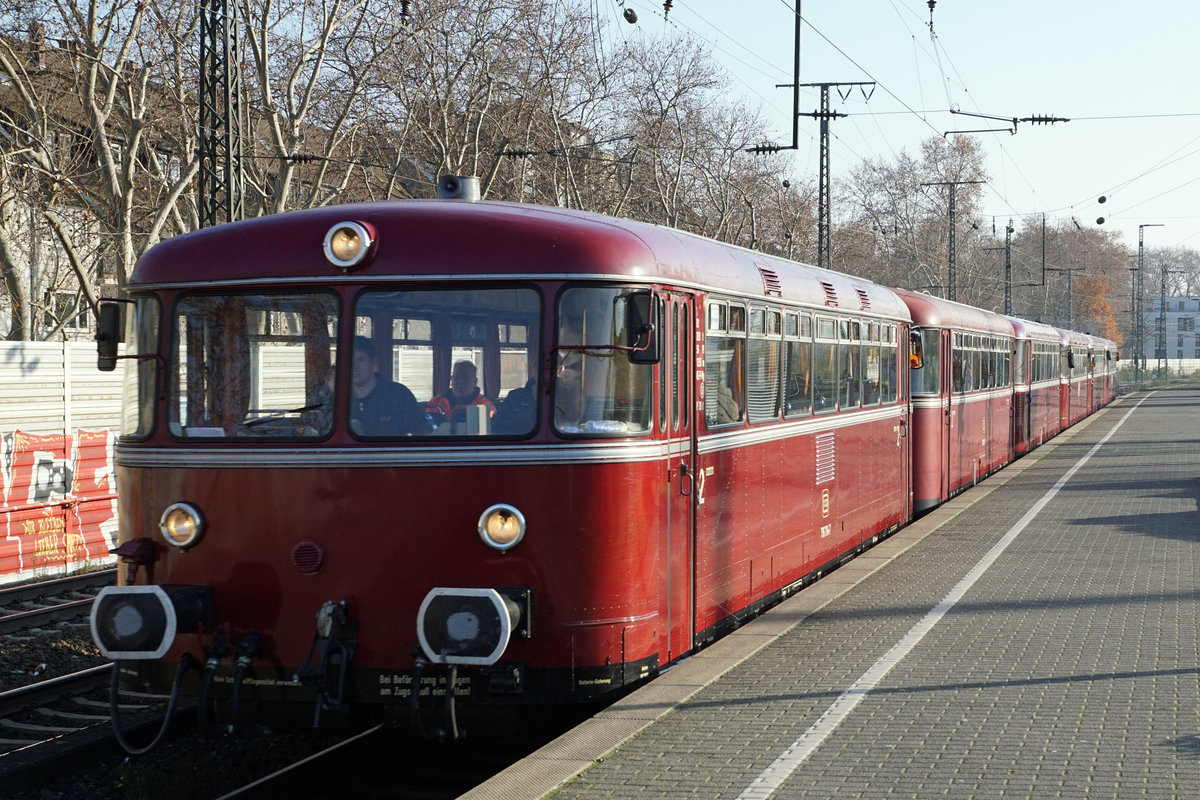 Schienenbusse der BR 798 752-2 im Raum Köln unterwegs.
Am 30. November 2019 wurde ich in Köln Südbahnhof von einem Sonderzug bestehend aus sechs Einheiten überrascht.
Foto: Walter Ruetsch  
