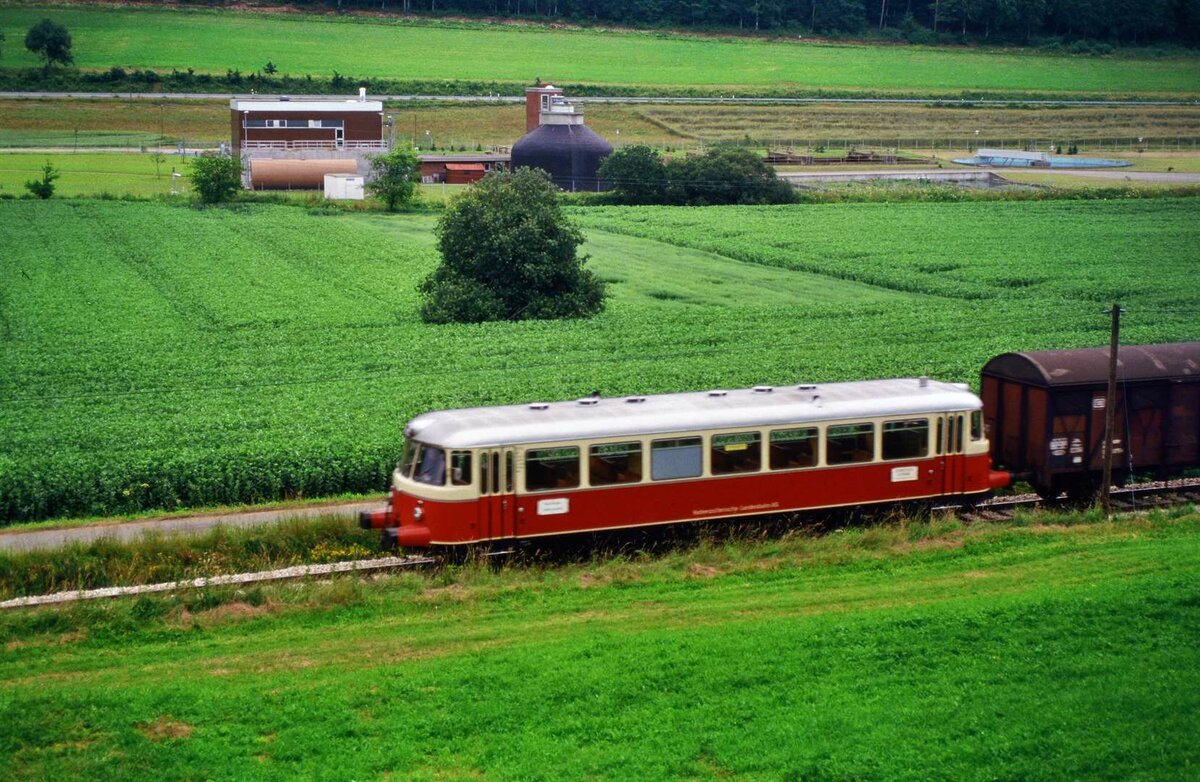 Schienenbuszug (MAN-Schienenbus) auf der Hohenzollerischen Landesbahn. Leider sind nun keine MAN-Schienenbusse mehr auf der HzL unterwegs. Das Bahnunternehmen gab sie bis 2012 ab.
Datum: 29.10.1984