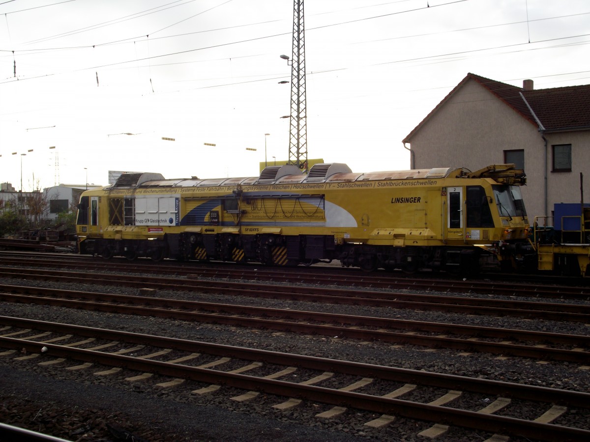 Schienenfräsfahrzeug am 25.11.13 in Hanau Hbf 