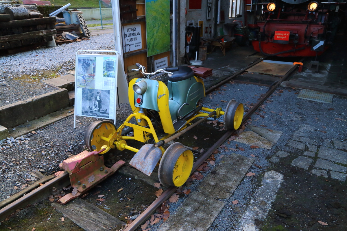 Schienenmoped GKR Typ2, auch als  Schienenschwalbe  bezeichnet, am 23.10.2016 vor dem Museumslokschuppen des  Freundeskreises Selketalbahn  in Hasselfelde, aufgenommen im Rahmen einer Sonderzugveranstaltung der IG HSB. Die Bezeichnung als  Schwalbe  ist eigentlich nicht ganz korrekt, denn dieser Gleiskraftroller wurde auf Basis des Vorgängers der KR51  Schwalbe , einem KR50  Spatz , welche allerdings beide im Fahrzeugwerk  Simson  Suhl hergestellt wurden, gefertigt. (Bild 1)