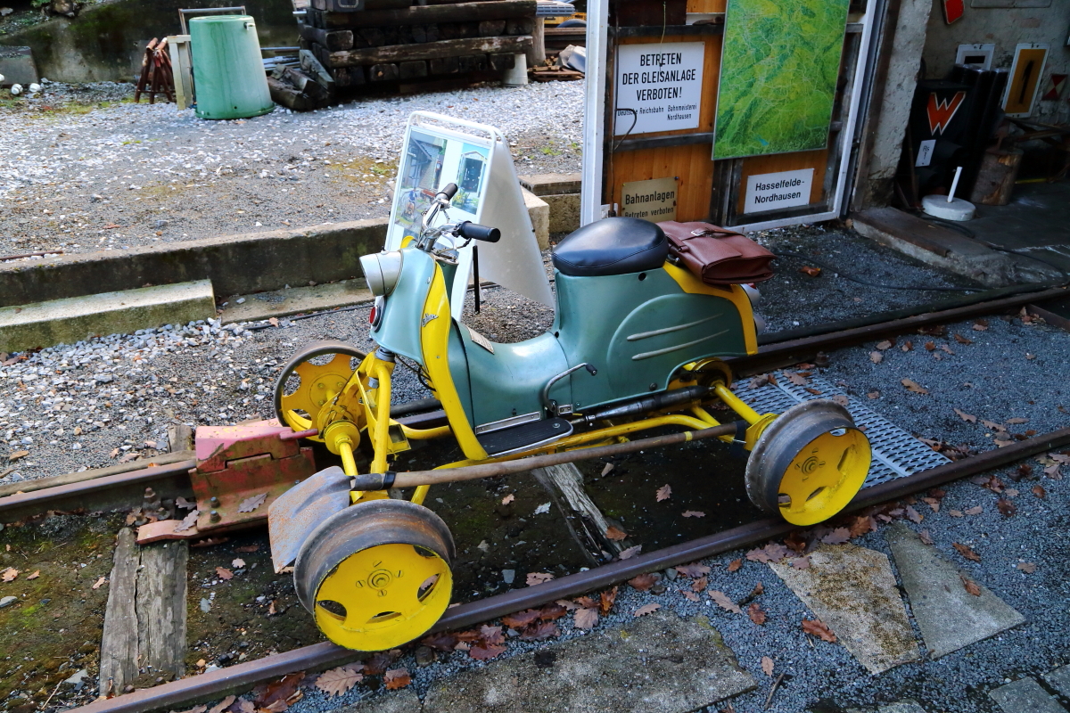 Schienenmoped GKR Typ2, auch als  Schienenschwalbe  bezeichnet, am 23.10.2016 vor dem Museumslokschuppen des  Freundeskreises Selketalbahn  in Hasselfelde, aufgenommen im Rahmen einer Sonderzugveranstaltung der IG HSB. Die Bezeichnung als  Schwalbe  ist eigentlich nicht ganz korrekt, denn dieser Gleiskraftroller wurde auf Basis des Vorgängers der KR51  Schwalbe , einem KR50  Spatz , welche allerdings beide im Fahrzeugwerk  Simson  Suhl hergestellt wurden, gefertigt. (Bild 2)