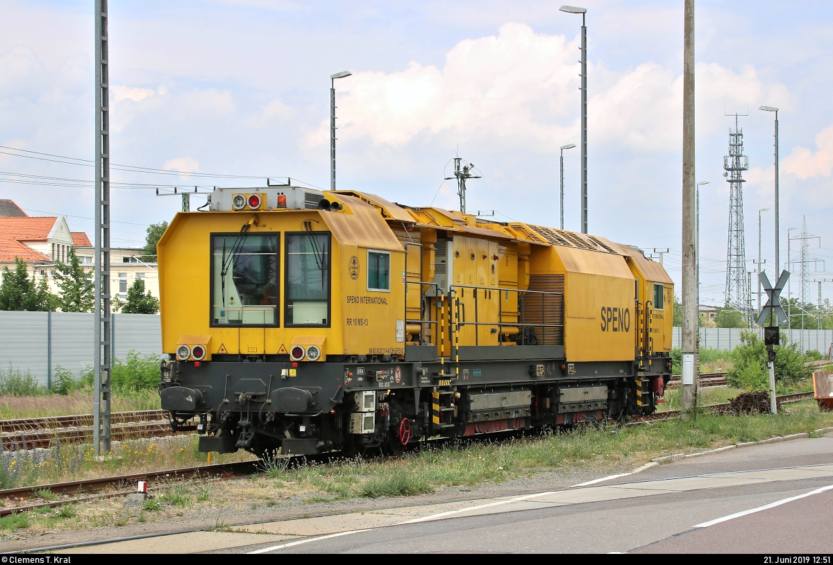 Schienenschleifzug RR 16 MS-13 (99 85 9127 114-8 CH-SPENO) der Speno International SA hat auf einem Abstellgleis im Bahnhof Halle-Ammendorf nahe dem Gelände der Maschinenbau und Service GmbH (MSG Ammendorf) nun ein paar Meter nach vorn gesetzt.
Aufgenommen von der Eisenbahnstraße.
[21.6.2019 | 12:51 Uhr]