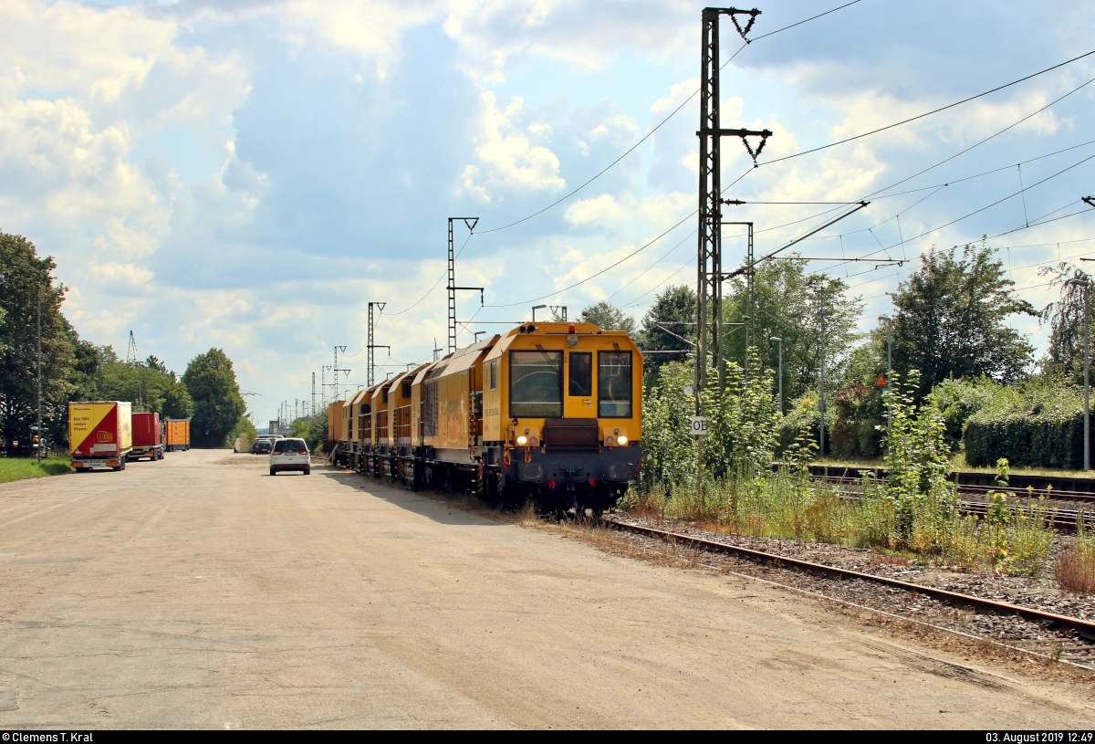 Schienenschleifzug RR24 M14 (99 81 912 7 001-1 A-RTS) der Speno International SA bzw. RTS Rail Transport Service GmbH steht in der Ladestraße des Bahnhofs Jübek.
[3.8.2019 | 12:49 Uhr]