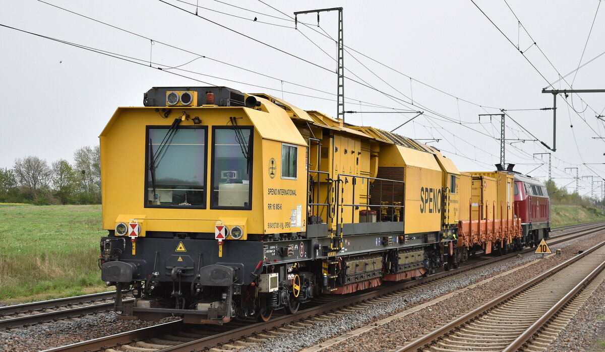 Schienenschleifzug SPENO INTERNATIONAL Typ RR 16 MS-6 mit niderländischer Registrierung (99 84 9127 001-8 NL-SPENO) am Haken von 218 155-0 am 09.04.24 Höhe Bahnhof Rodleben.