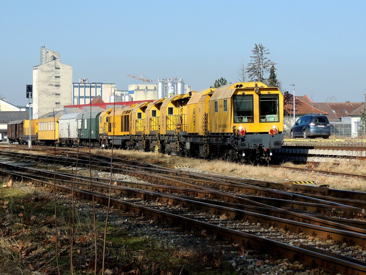 Schienenschleifzug SPENO RR 24 M-14 SKL-X, 99 81 9127 001-1; ist am Bhf. Ried samt dazugehörigem Equipment eingetroffen; 230302