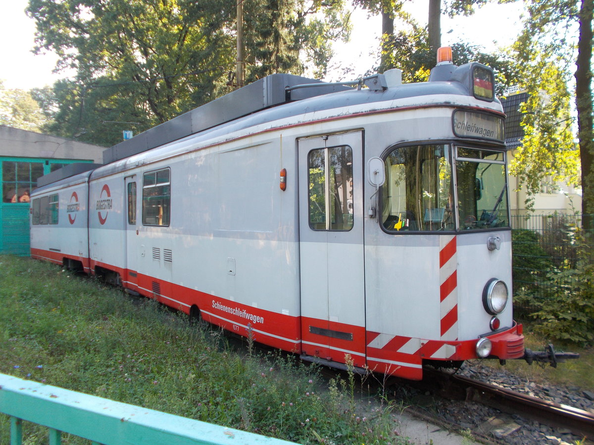 Schienenschleifzug Tw 677 im Einsatz bei der Schöneicher-Rüdersdorfer Straßenbahn.Aufgenommen,am 30.August 2017,im Depot Schöneiche über den Zaun.