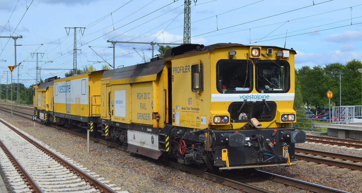 Schienenschleifzug Typ RGH 20C Rail Grinder vom Hersteller HTT (Harsco Track Technologies) der Fa. Voestalpine Track Solutions Germany GmbH (99 80 9427 017-5 D-VATSG) am 12.09.22 Durchfahrt Bahnhof Golm.