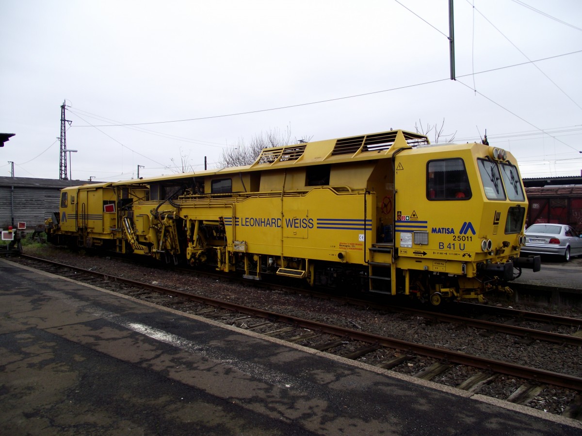 Schienenstopfexpress von Leonhard Weiss fotografiert vom gleis 101 am 07.12.13 in Hanau Hbf