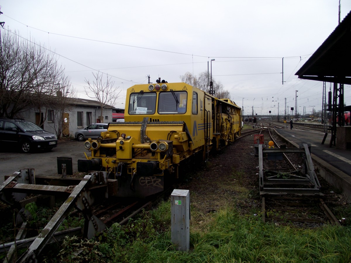 Schienenstopfexpress von Leonhard Weiss steht am 07.12.13 in Hanau Hbf
