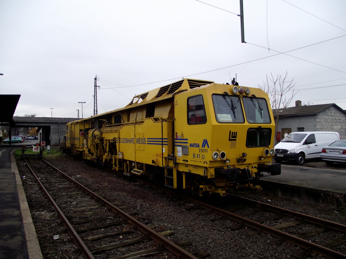 Schienenstopfexpress von Leonhard Weiss steht am 07.12.13 in Hanau Hbf 