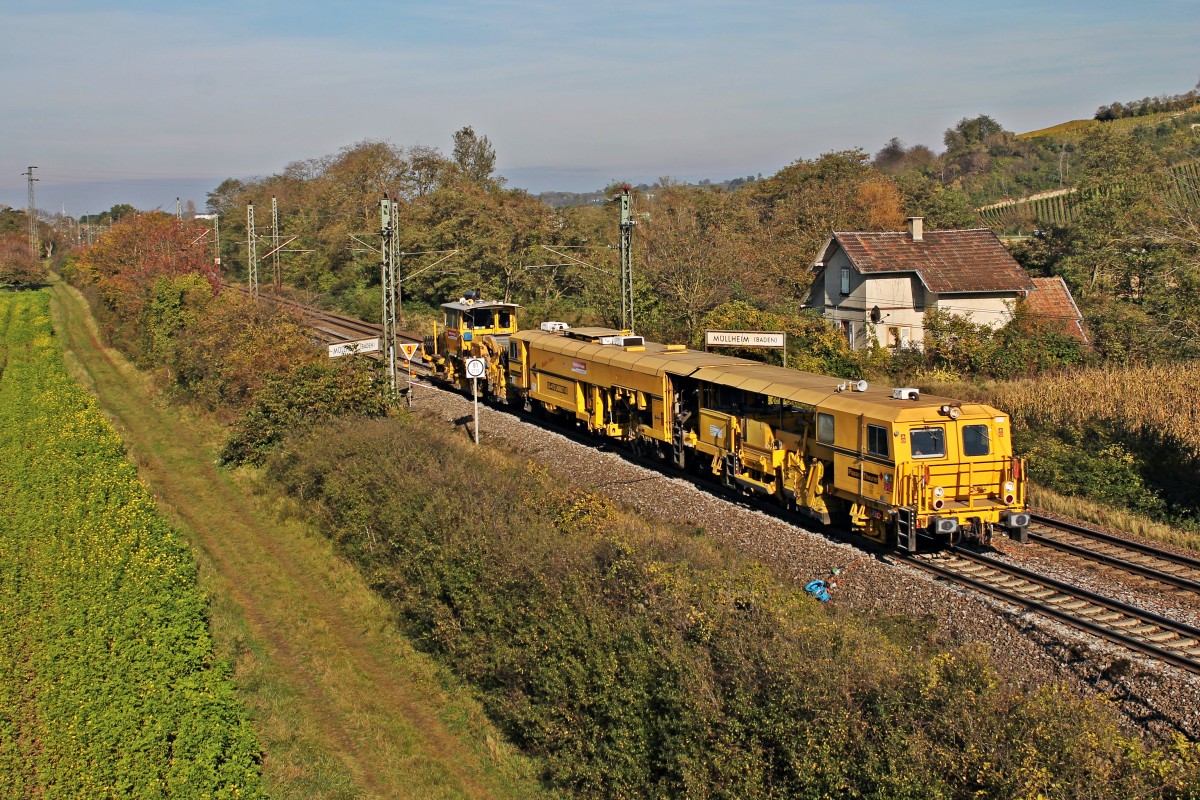 Schienenstopfmaschine der Bauart 08-475 UNIMAT 4S  Baden-Limer  am 30.10.2014 bei Müllheim (Baden) in Richtung Basel.