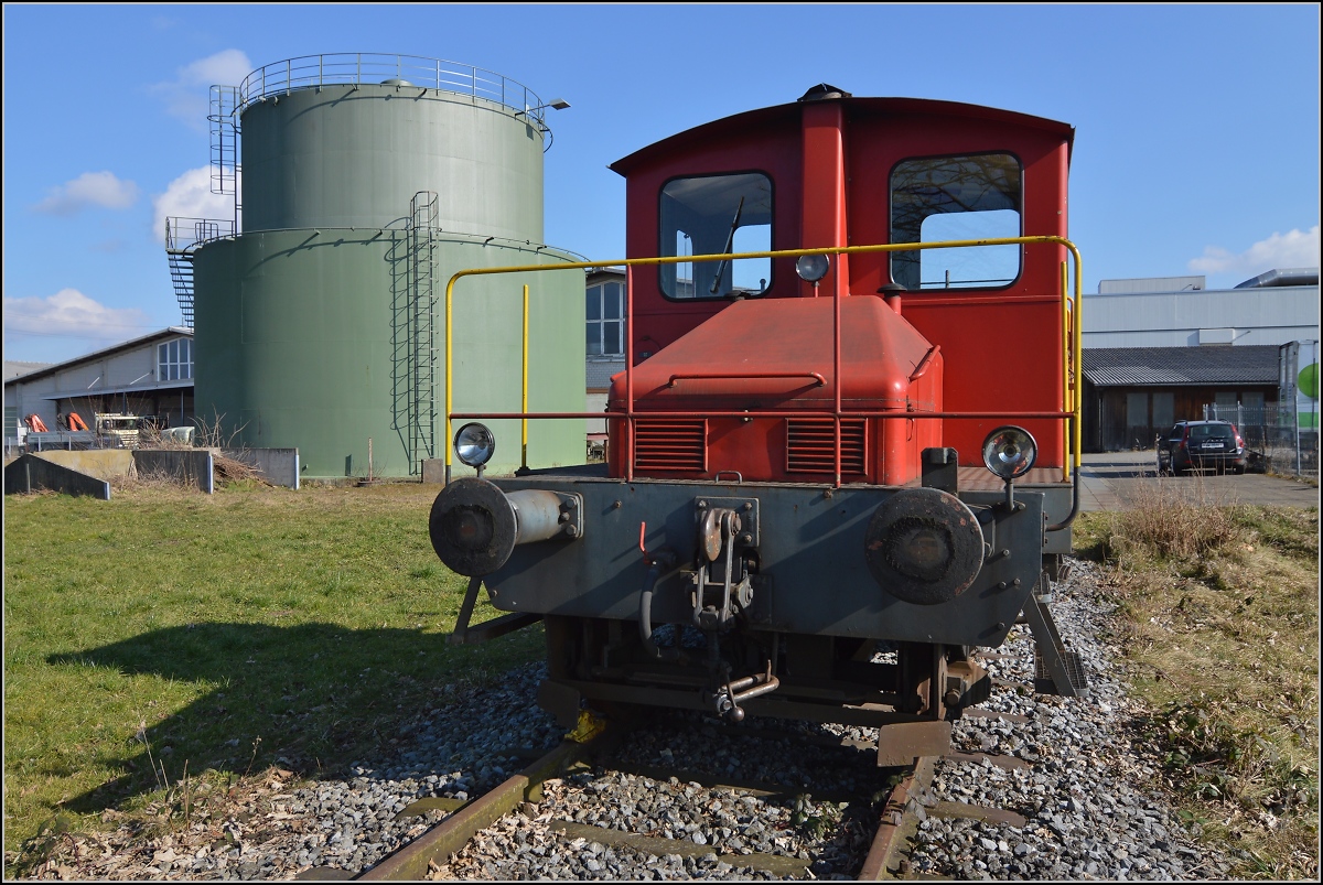 Schienentraktor Spitzmaus.

Schienentraktor Tm I Nr. 477 hat eine neue Arbeitsstelle gefunden. Vor dem Verlad nach Sargans gab es noch einen Fototermin... auf einer Wiese am Ende eines Industriegleises in Frauenfeld. Um den Erhalt kümmert sich IG Schiene Schweiz. Februar 2014.