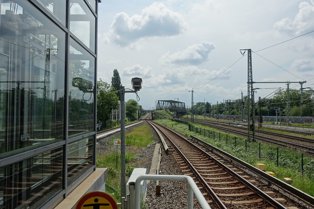 Schienenweg nach Süden Richtung Harburg am 1.6.2022, gesehen vom S-Bahnhof Veddel / links die S-Bahngleise, daneben die Fernbahngleise, rechts außen die einmündenden Gleise der Hafenbahn vom Hafenbahnhof Hamburg-Süd  und darüber die Gleise der Hafenbahn von der Peute kommend /