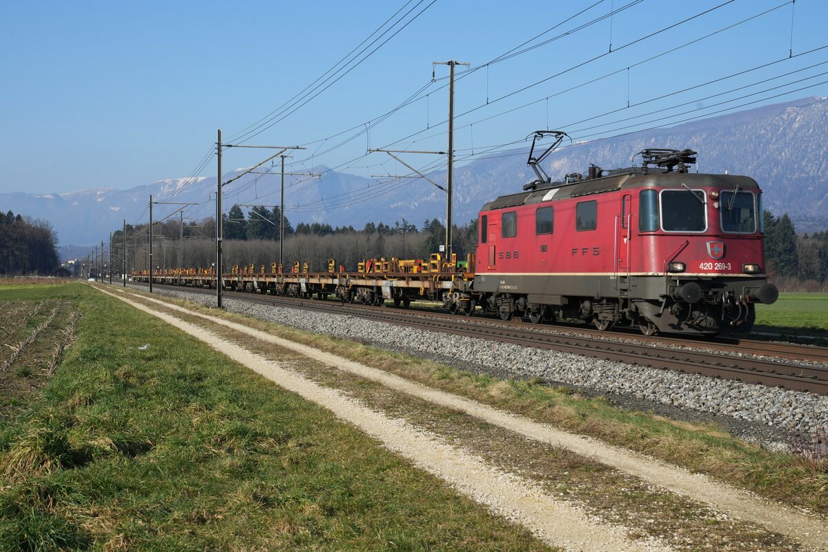 Schienenzug mit der Re 420 269-3 bei Deitingen am 7. Februar 2023.
Foto: Walter Ruetsch