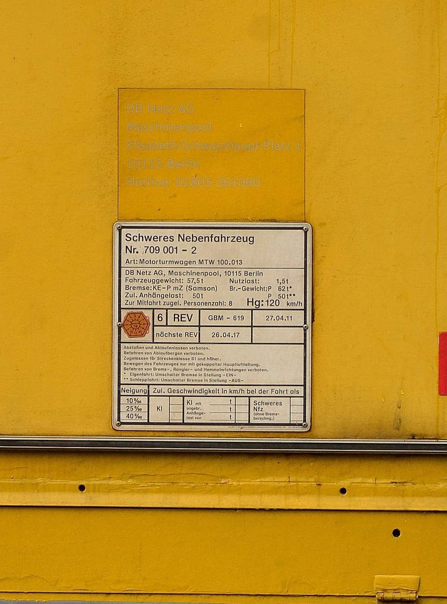 Schild am Oberleitungsinstandsetzungsfahrzeug, das in Neckargerach auf Gleis14 abgestellt war am Freitag den 15.4.2016 