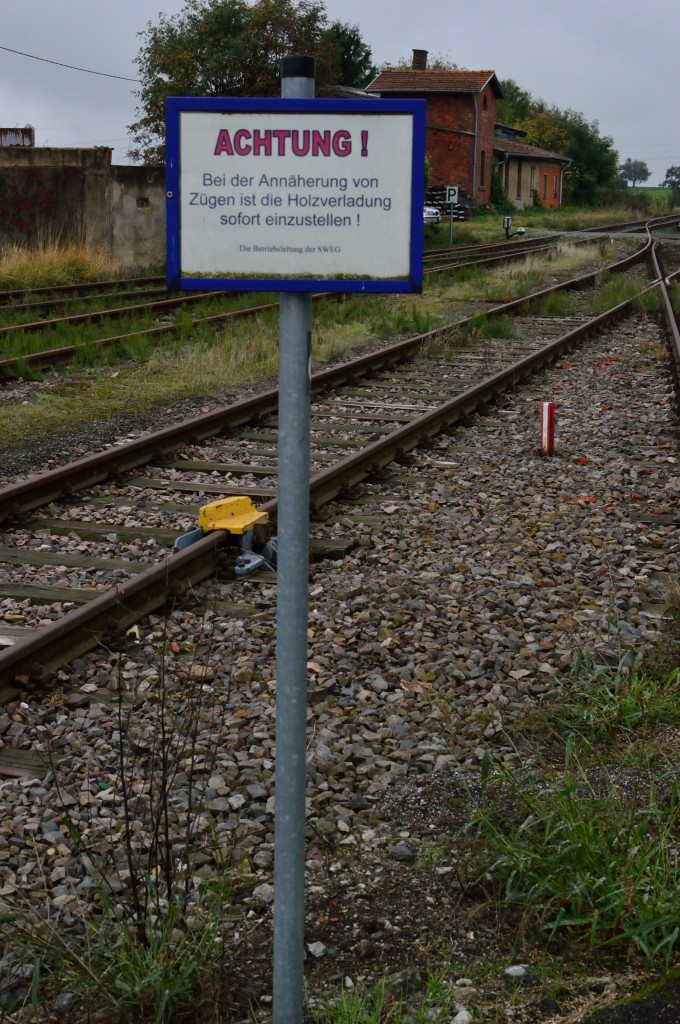 Schild im Bahnhof Hffenhardt. 6.10.2013