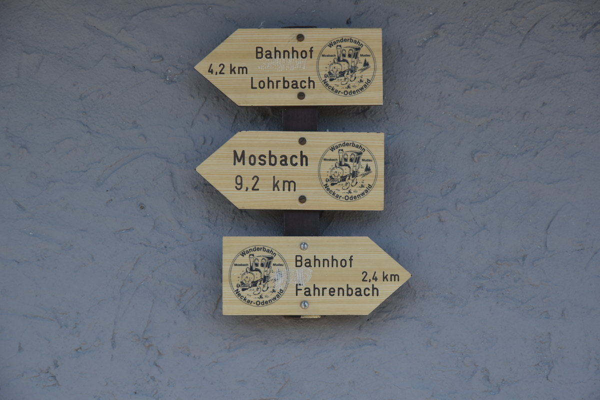 Schilder am Empfangsgebäude in Sattelbach ex Kbs 321f Mosbach - Mudau. 22.4.2020