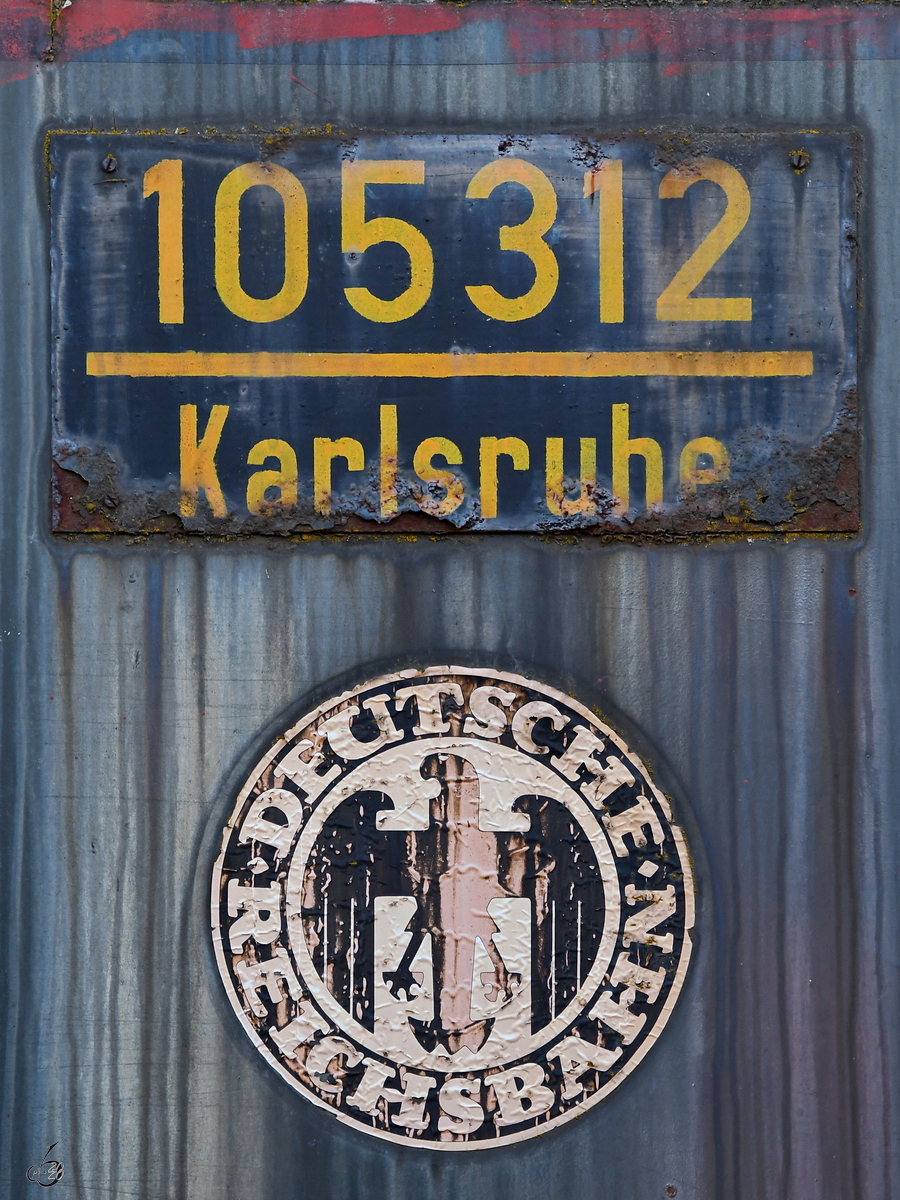 Schilder am Ganzstahlpersonenwagen der Bauart 28, Pw4ü-30, 105 312 Karlsruhe. (Eisenbahnmuseum Darmstadt-Kranichstein, September 2019)