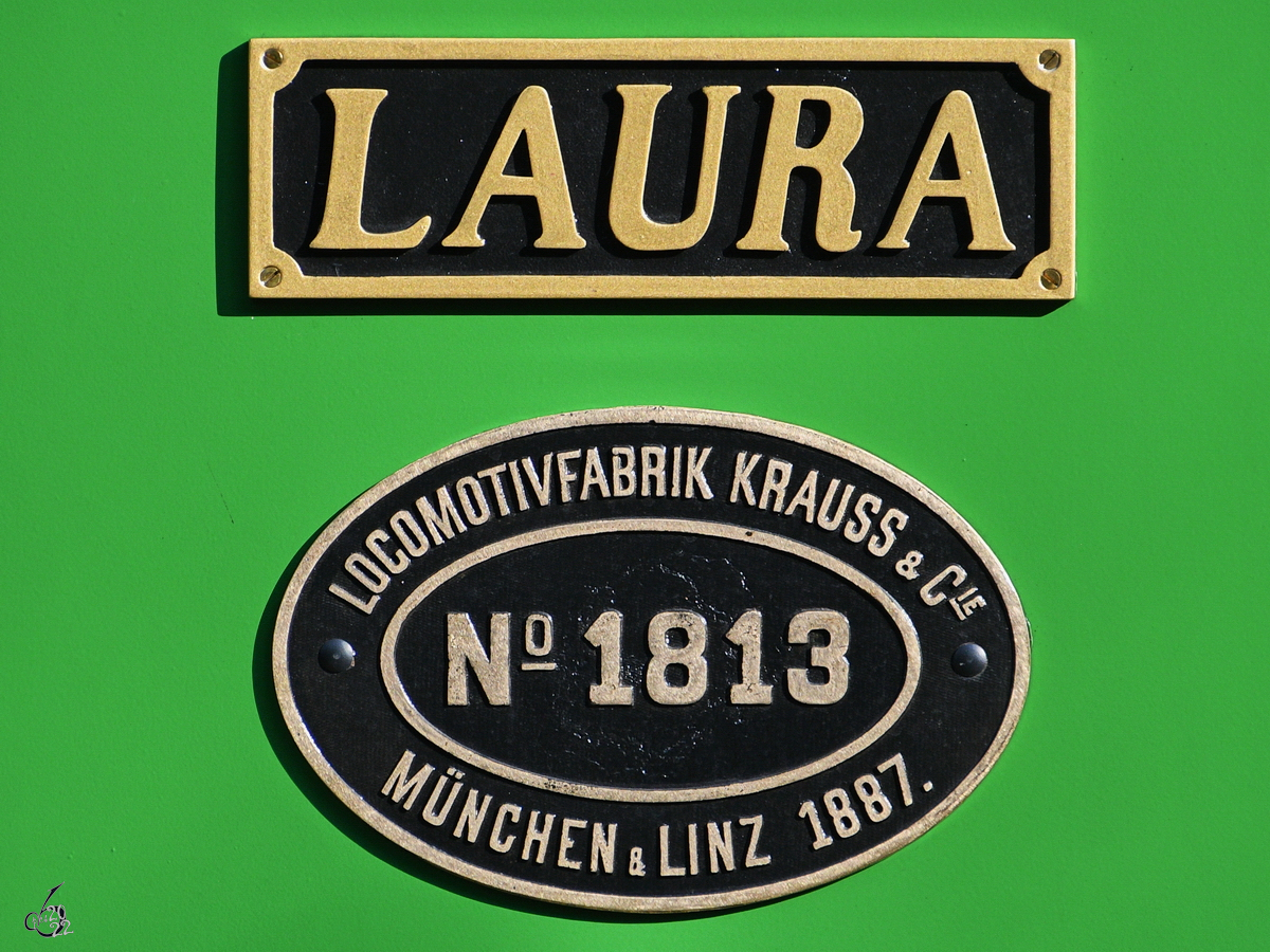 Schilder an der 1887 gebauten Kastendampflokomotive  Laura , so gesehen Ende Juli 2022 in Hüinghausen.