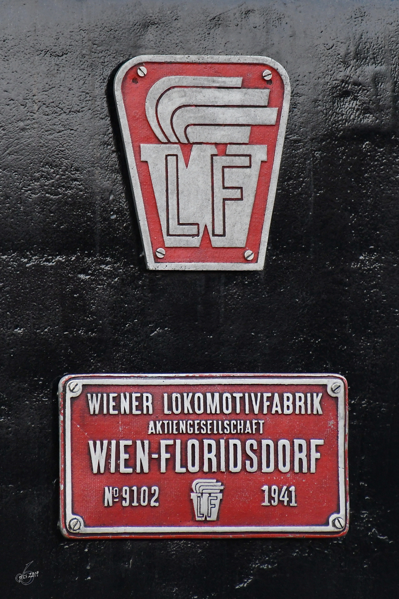 Schilder an der Dampflokomotive 88.103 Anfang September 2019 in Ferlach.